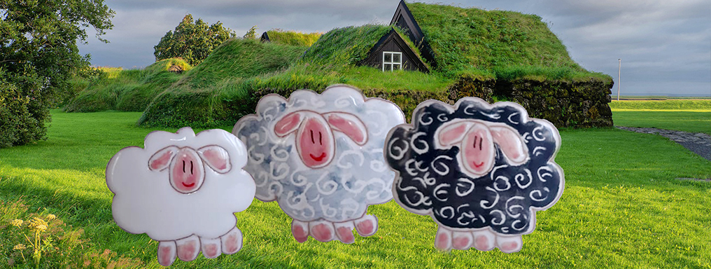 Pecore disegnate su una fotografia ritraente una casa in torba