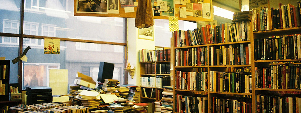 Libreria Con Molti Libri Nelle Porte, Scaffale, Foto Di Fotografia